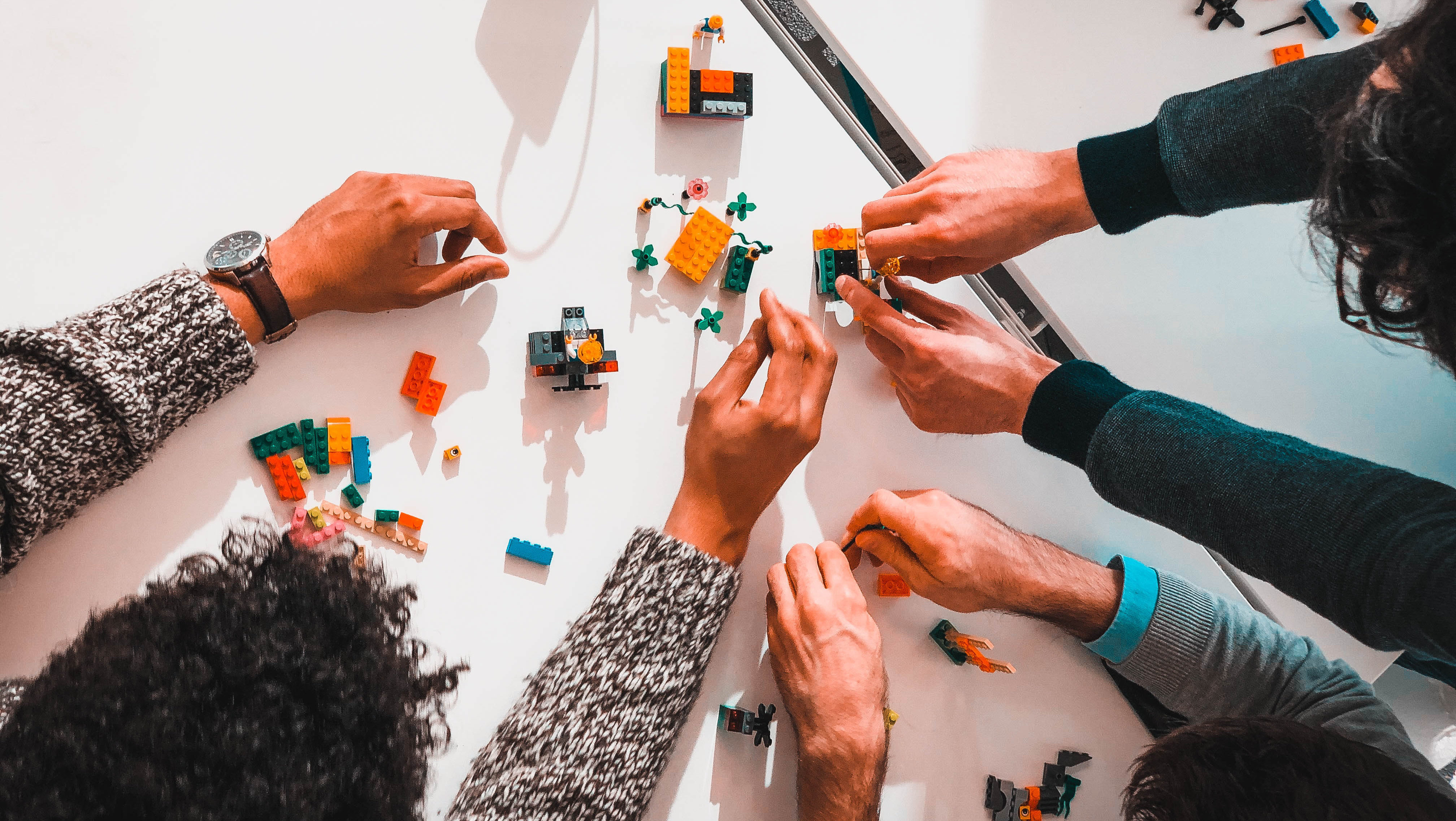 Les participants d'un atelier LEGO® SERIOUS PLAY® construisent ensemble un modèle.
